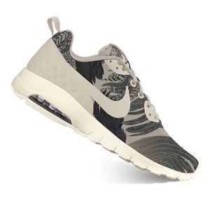 Nike Air Max Motion Size 6.5